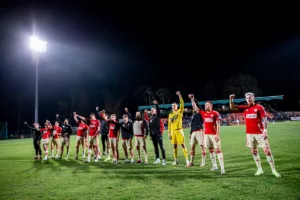 Pilkarze-LKS-Lodz-swietujacy-wygrany-mecz