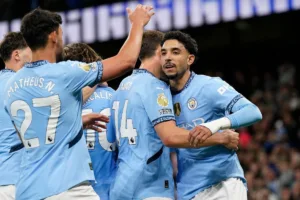 Pilkarze-Manchesteru-City-cieszacy-sie-po-zdobyciu-gola