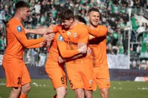 Pilkarze-Zaglebia-po-zdobyciu-gola