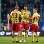 Pilkarze-Znicza-Pruszkow-przybijajacy-piatki-po-zdobyciu-gola