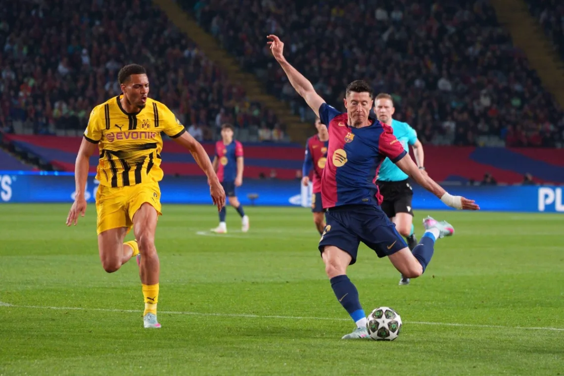Lewandowski-strzelajacy-na-bramke-Borussii-Dortmund