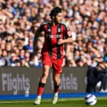 Raul-Jimenez-prowadzacy-pilke-w-meczu-Fulham
