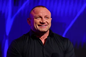 Usmiechniety-Mariusz-Pudzianowski-podczas-konferencji