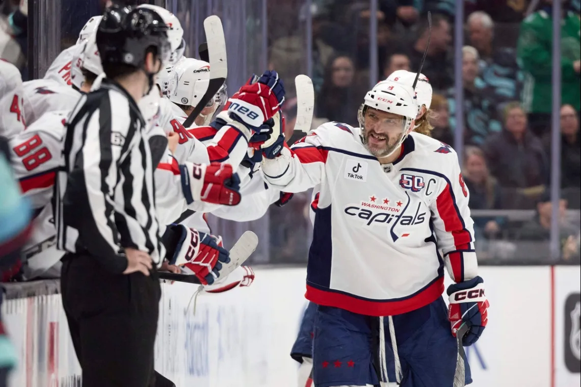Alex-Ovechkin-odbiera-gratulacje-po-zdobyciu-bramki-w-starciu-NHL-z-Seattle-photo-Associated Press / Alamy Stock Photo