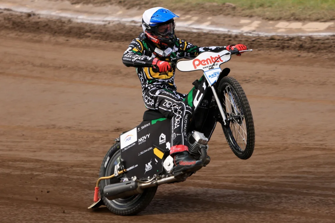 Michał Curzytek Zawodnik Falubaz Zielona Góra na motorze na jednym kole