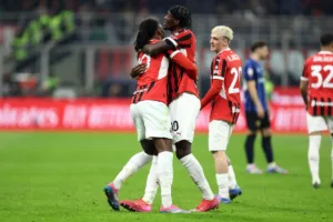 Piłkarze Milanu radość vs Inter