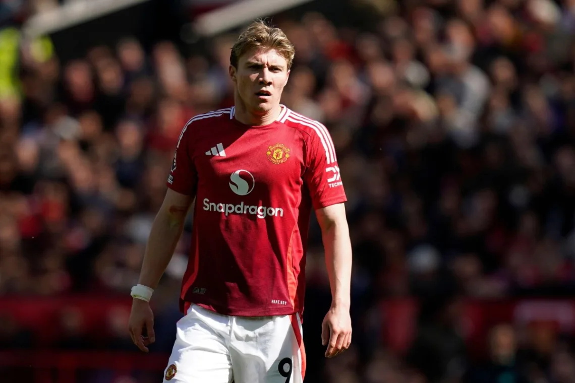 Rasmus-Hojlund-podczas-spotkania-Manchesteru-United