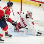 Anton-Lundell-napastnik-Floridy-pokonuje-bramkarza-Caroliny-w-NHL-foto-Associated Press / Alamy Stock Photo