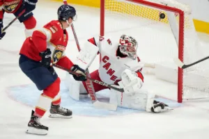 Anton-Lundell-napastnik-Floridy-pokonuje-bramkarza-Caroliny-w-NHL-foto-Associated Press / Alamy Stock Photo
