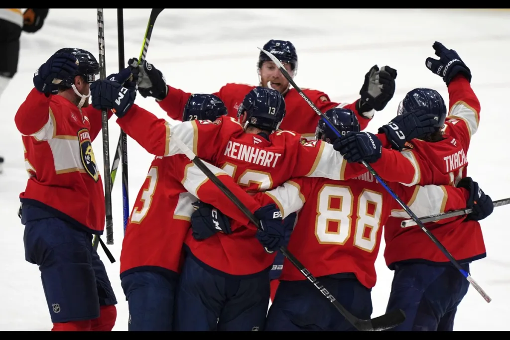 Radosc-hokeistow-Floridy-po-odniesionym-zwyciestwie-w-NHL-foto-Associated Press / Alamy Stock Photo