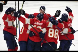 Radosc-hokeistow-Floridy-po-odniesionym-zwyciestwie-w-NHL-foto-Associated Press / Alamy Stock Photo
