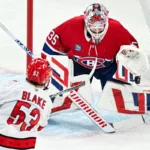 Blake-napastnik-Caroliny-probuje-pokonac-bramkarza-Montrealu-w-NHL-foto-Associated Press / Alamy Stock Photo