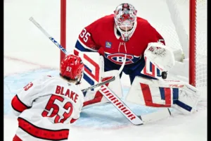 Blake-napastnik-Caroliny-probuje-pokonac-bramkarza-Montrealu-w-NHL-foto-Associated Press / Alamy Stock Photo