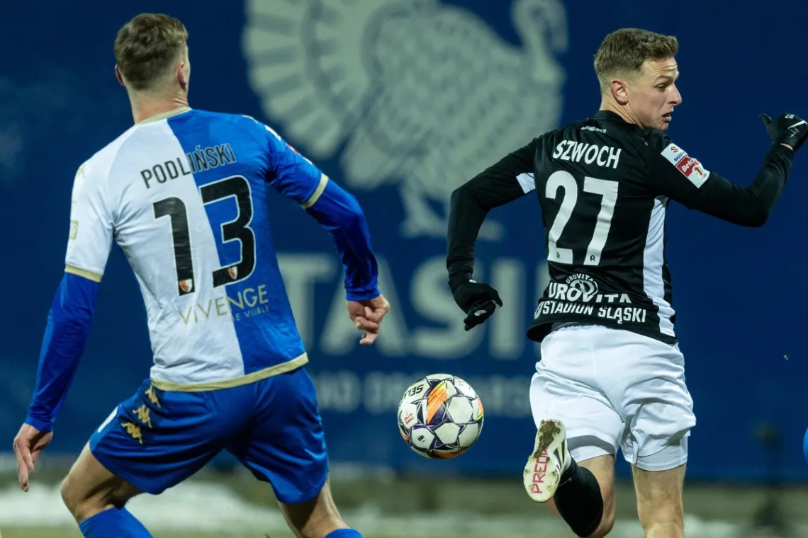 Karol-Podlinski-odwrocony-tylem-podczas-meczu
