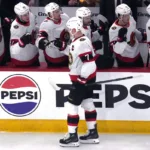 Brady-Tkachuk-odbiera-gratulacje-od-kolegow-z-Ottawy-po-strzelonej-bramce-z-Chixago-w-pojedynku-ligowym-w-NHL-foto-Associated Press / Alamy Stock Photo