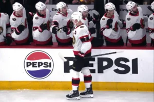 Brady-Tkachuk-odbiera-gratulacje-od-kolegow-z-Ottawy-po-strzelonej-bramce-z-Chixago-w-pojedynku-ligowym-w-NHL-foto-Associated Press / Alamy Stock Photo