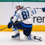 Kyle-Connor-cieszy-sie-z-gola-strzelonego-hokeistom-z-Dallas-w-NHL-foto-Associated Press / Alamy Stock Photo