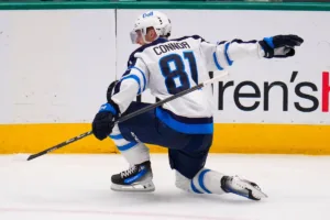 Kyle-Connor-cieszy-sie-z-gola-strzelonego-hokeistom-z-Dallas-w-NHL-foto-Associated Press / Alamy Stock Photo