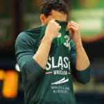 Jeremy Senglin zakrywający twarz koszulką
