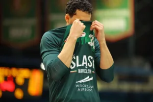 Jeremy Senglin zakrywający twarz koszulką