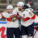 Marchand-i-Ekblad-swietuja-zdobycie-gola-dla-Floridy-w-starciu-z-Toronto-w-fazie-play-off-w-NHL-foto-Associated Press / Alamy Stock Photo