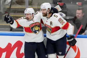 Marchand-i-Ekblad-swietuja-zdobycie-gola-dla-Floridy-w-starciu-z-Toronto-w-fazie-play-off-w-NHL-foto-Associated Press / Alamy Stock Photo