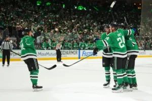 Hokeisci-z-Dallas-Stars-ciesza-sie-po-zdobyciu-bramki-w-NHL-foto-Associated Press / Alamy Stock Photo