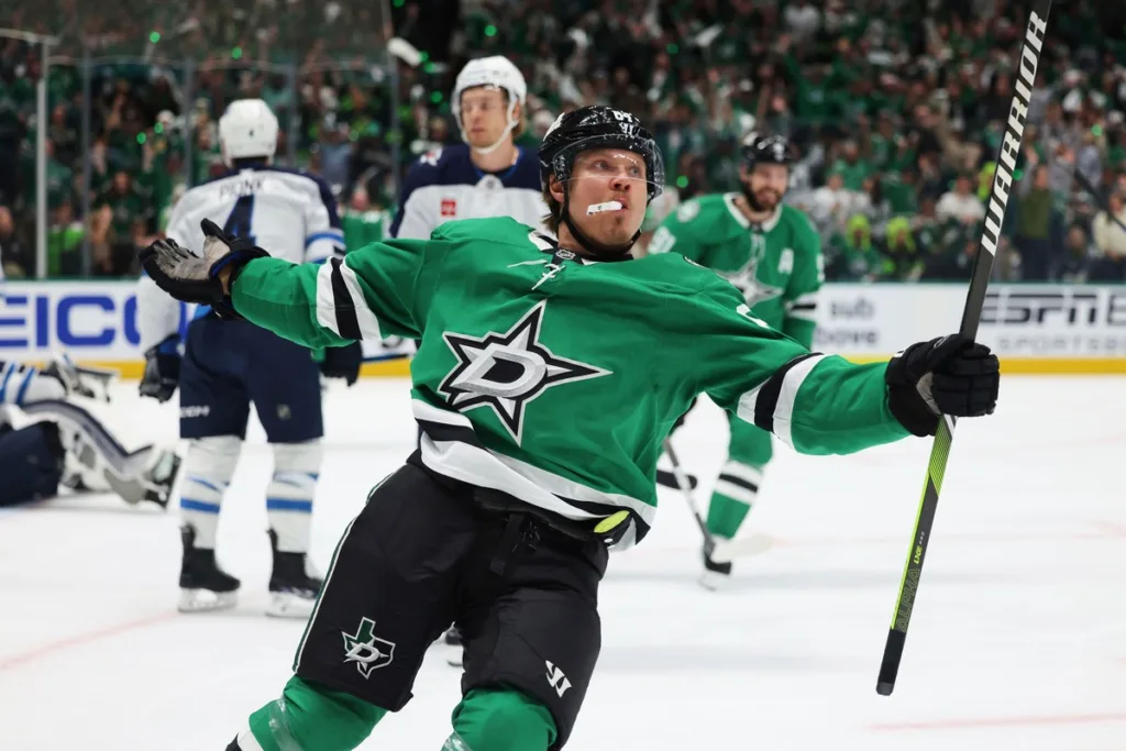 Mikael-Granlund-swietuje-bramke-strzelona-przeciwko-Winnipeg-Jets-w-play-off-w-NHL-foto- Associated Press / Alamy Stock Photo