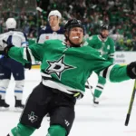 Mikael-Granlund-swietuje-bramke-strzelona-przeciwko-Winnipeg-Jets-w-play-off-w-NHL-foto- Associated Press / Alamy Stock Photo