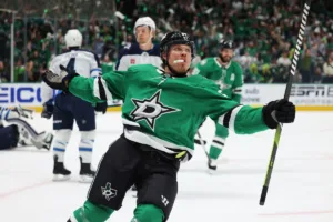 Mikael-Granlund-swietuje-bramke-strzelona-przeciwko-Winnipeg-Jets-w-play-off-w-NHL-foto- Associated Press / Alamy Stock Photo