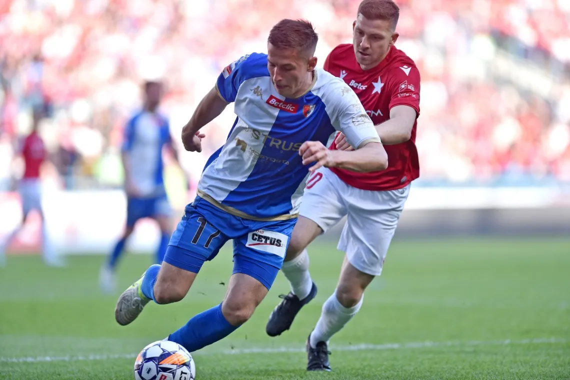 Zawodnik-Pogoni-Siedlce-zabierajacy-sie-z-pilka