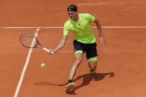 Alexander Zverev podbiegający do skrótu