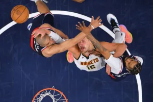 Batum, Jokic i Jones w walce o piłkę, NBA, 03.05.2025