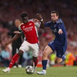 Bukayo-Saka-w-pojedynku-z-Fabianem-Ruizem