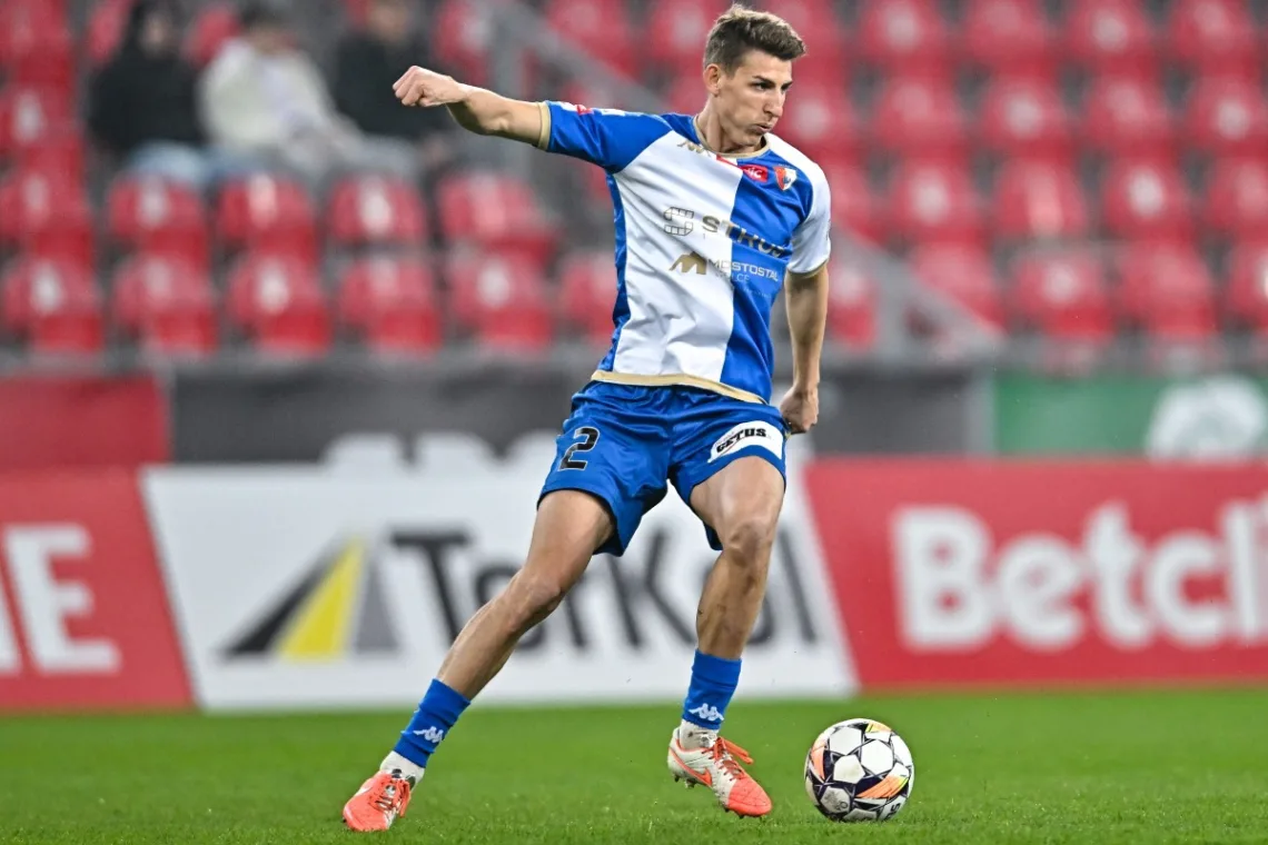 Zawodnik-Pogoni-Siedlce-z-pilka-przy-nodze