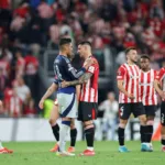 Casemiro-rozmawiajacy-z-Berchiche-po-zakonczonym-meczu