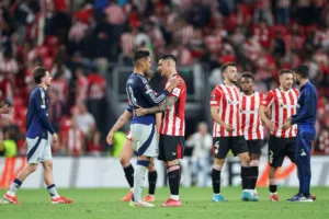 Casemiro-rozmawiajacy-z-Berchiche-po-zakonczonym-meczu