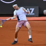 Casper Ruud odbija piłkę forehandem