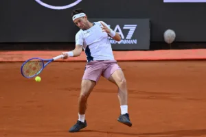 Casper Ruud odbija piłkę forehandem
