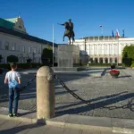 Dziecko-przed-palacem-prezydenckim-w-Warszawie