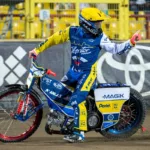 Emil Sajfutdionov po zakończonym biegu pokazuje palcem do przeciwnika
