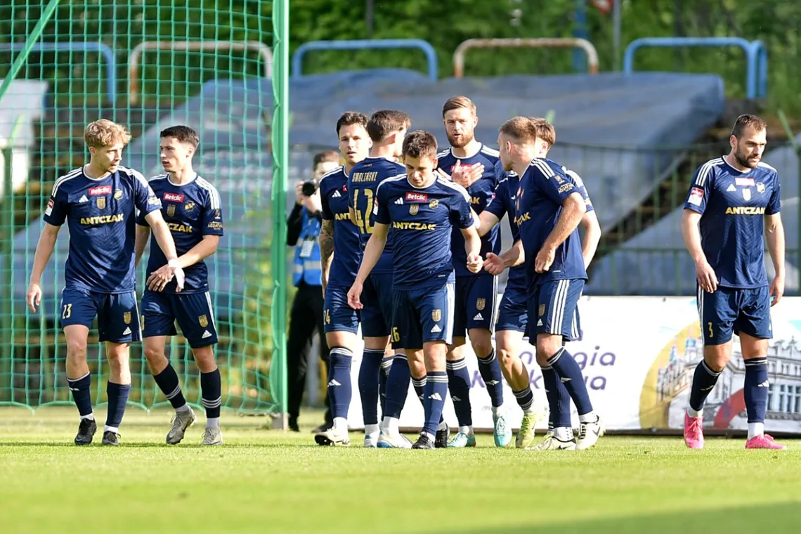 Pilkarze-KKS-Kalisz-celebrujacy-zdobycie-gola