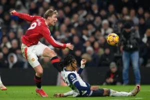 Hojlund-oddajacy-strzal-na-bramke-Tottenhamu