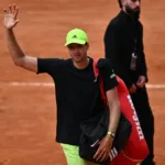 Hubert Hurkacz machający do kibiców po meczu