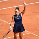 Jasmine Paolini po wygranym meczu machająca do kibiców