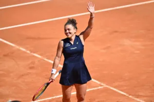 Jasmine Paolini po wygranym meczu machająca do kibiców