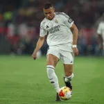 Kylian-Mbappe-prowadzacy-pilke-podczas-meczu