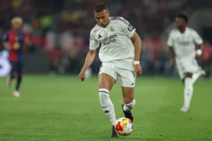 Kylian-Mbappe-prowadzacy-pilke-podczas-meczu
