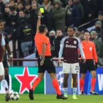 Leon-Bailey-otrzymujacy-kartke-podczas-meczu