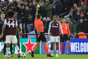 Leon-Bailey-otrzymujacy-kartke-podczas-meczu